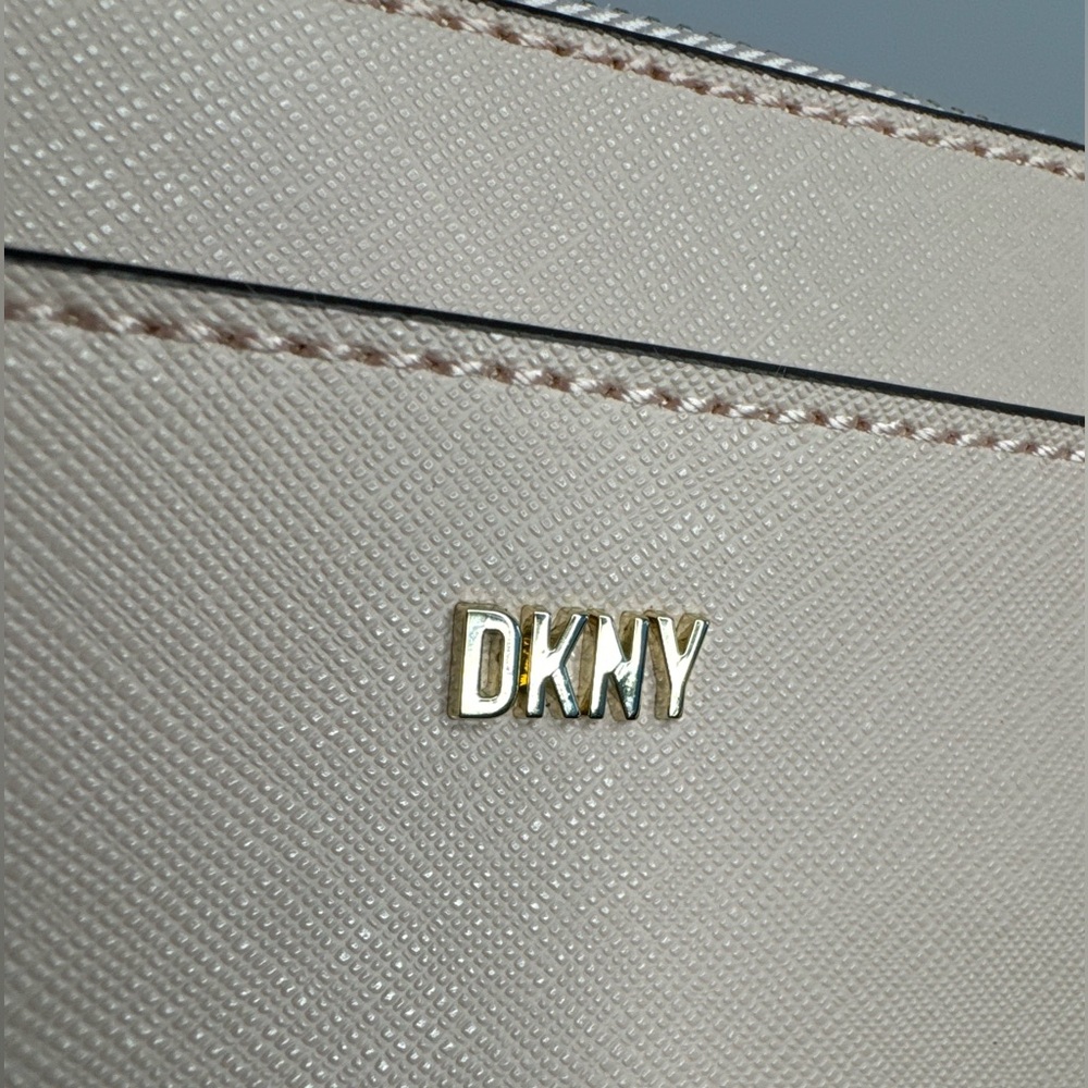☘️#119 DKNY EUC Bryant Park Top Zip Pink Crossbody Bag - Picture 3 of 15